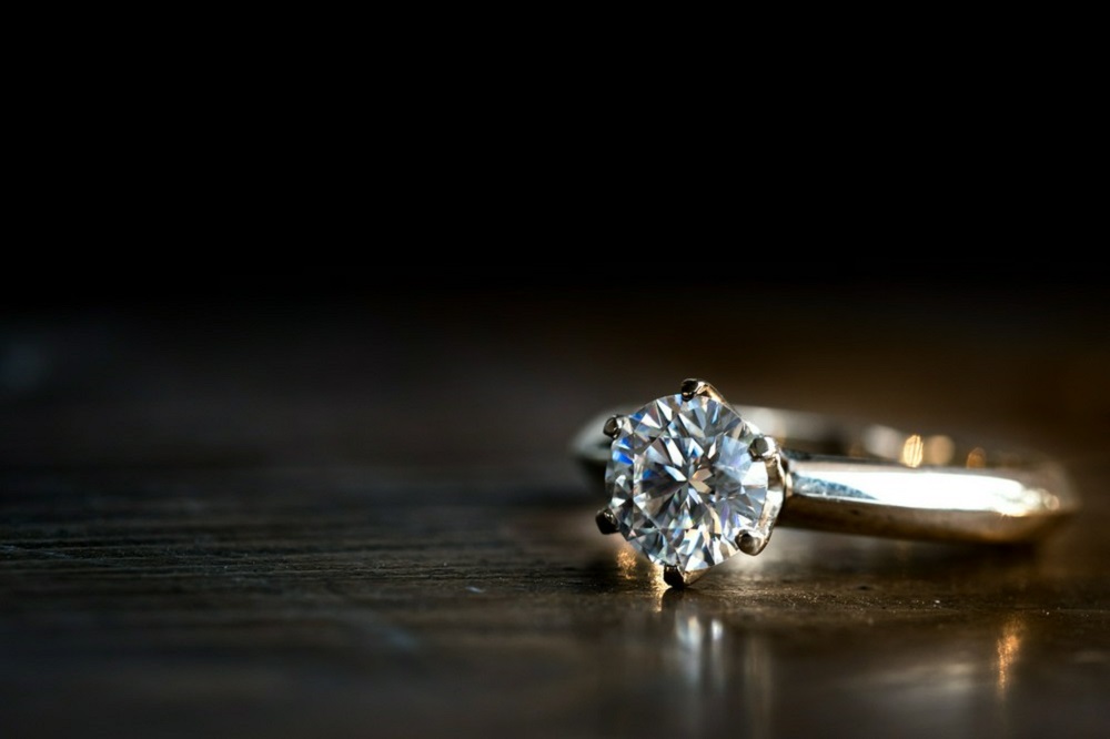 pierścionek z brylantem
