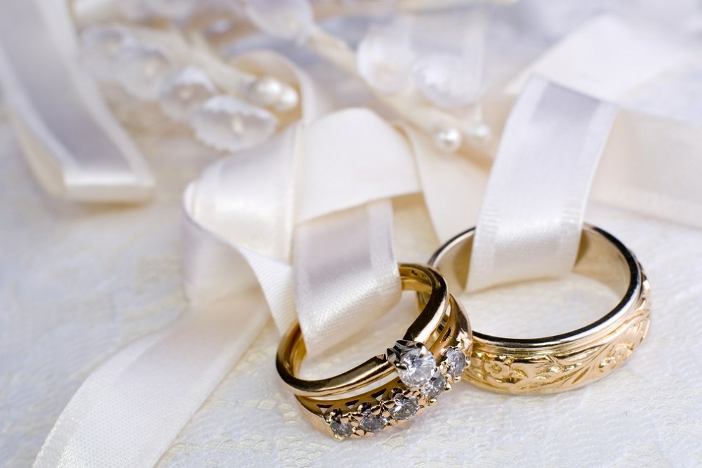 kamienie w obrączkach