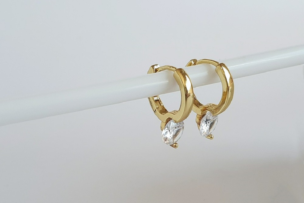 małe złote kolczyki