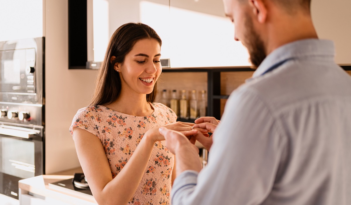 mężczyzna mierzy pierścionek